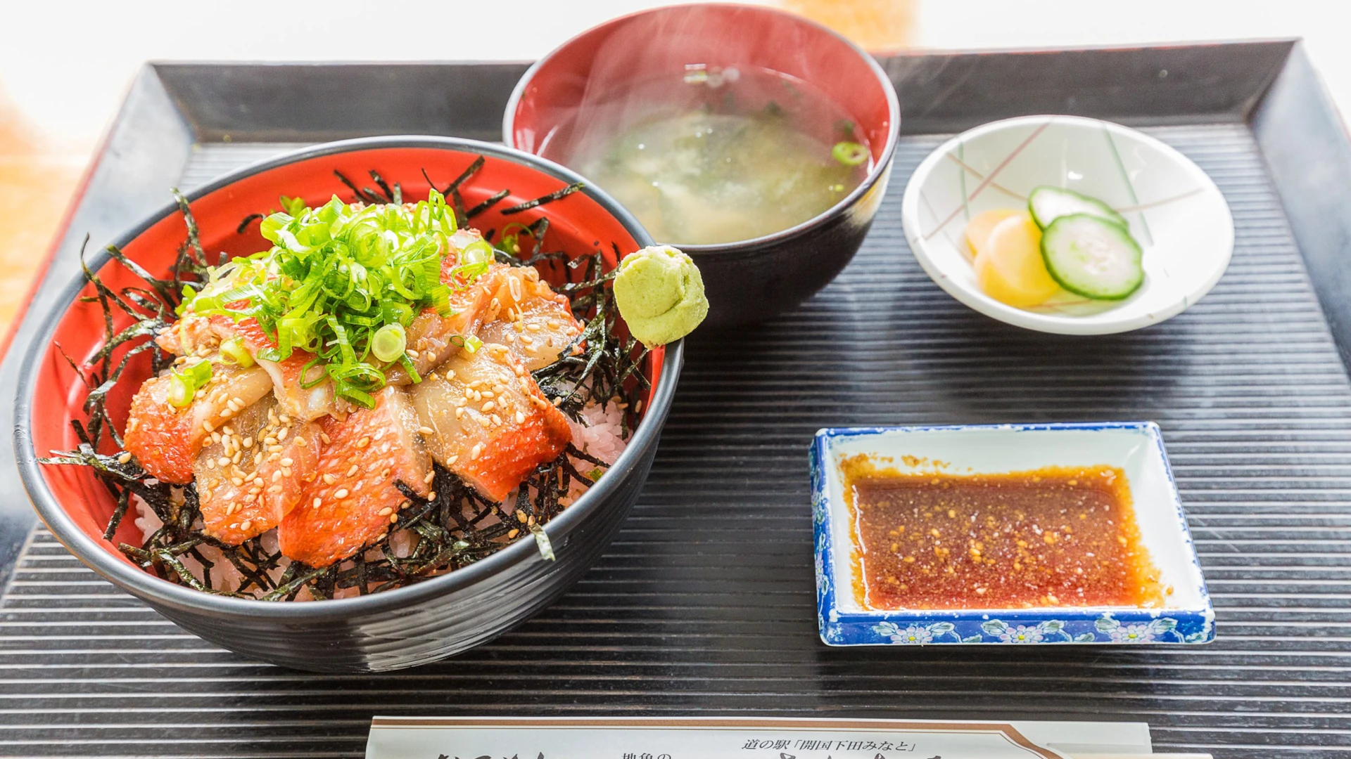 地元魚介類が味わえる地魚回転寿司。